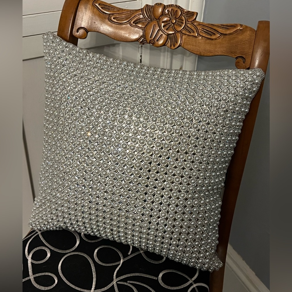 Sparkles Home Montaigne Pearl & Crystal Outdoor Pillow 🦪